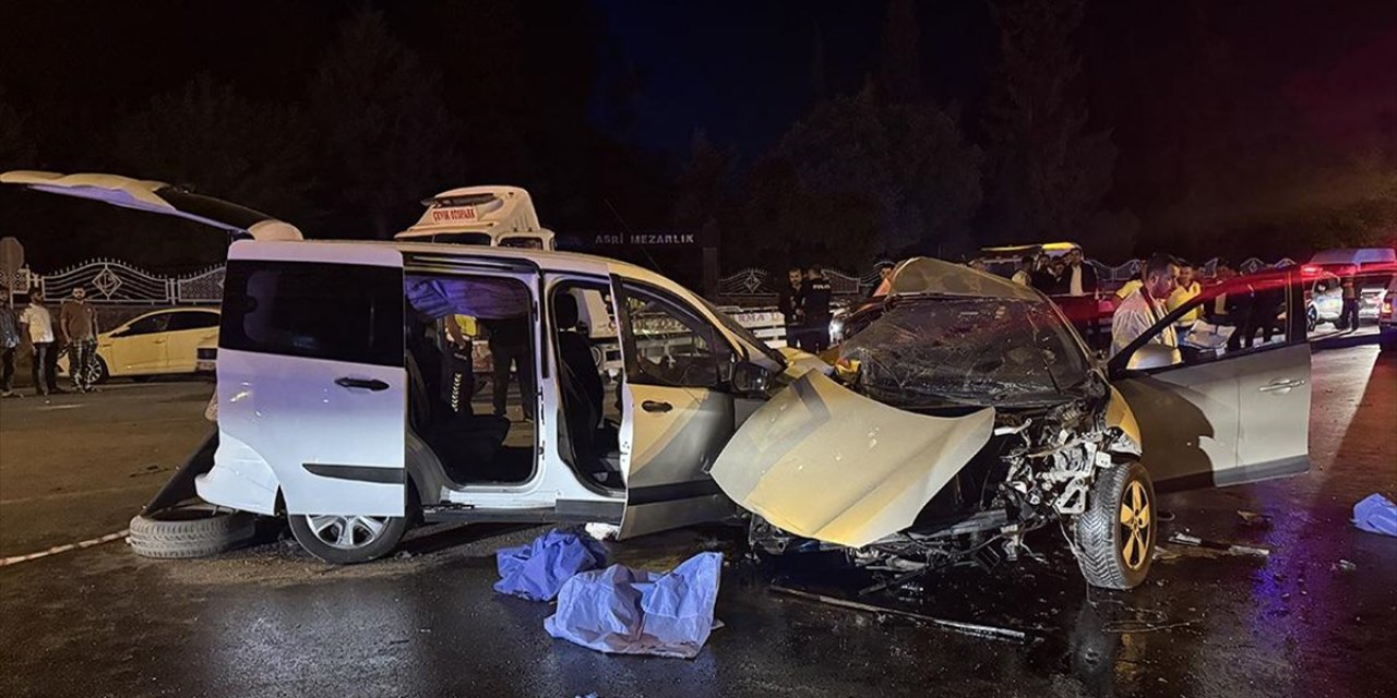 Gaziantep'te Otomobil İle Hafif Ticari Araç Çarpıştı, 5 Kişi Öldü, 2 Kişi Yaralandı