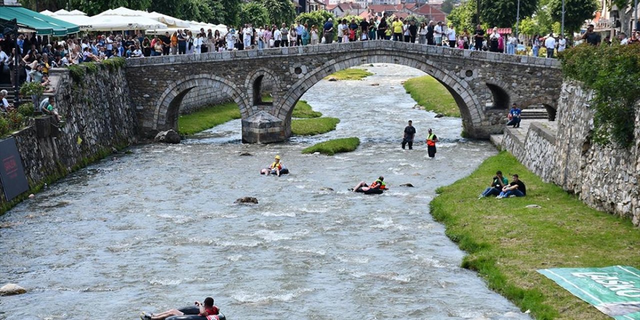 Kosova'da Adrenalin Tutkunları Çevre Kirliliğine Dikkati Çekmek İçin Nehirde Şambrellerle Rafting Yaptı
