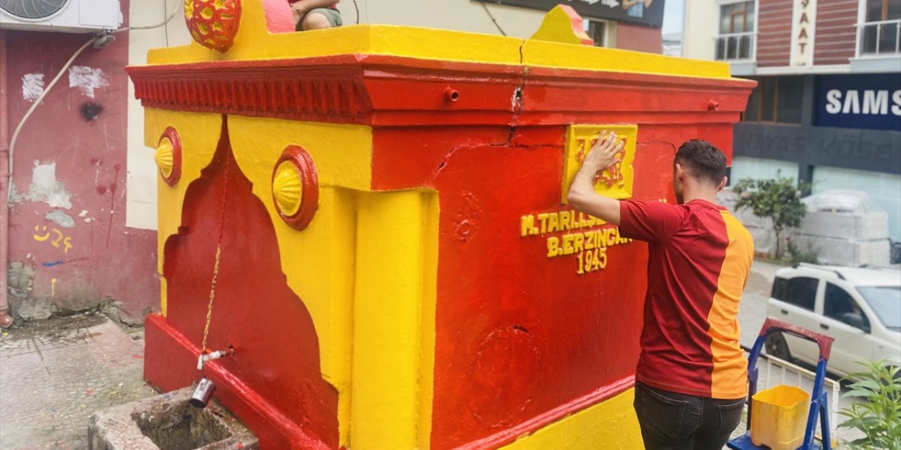 "Şampiyon Çeşme" Bu Yıl Yine Galatasaray'ın Renklerine Boyandı