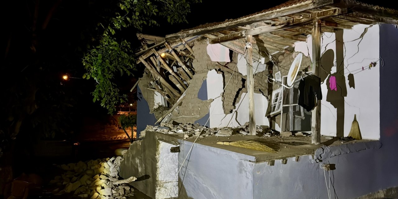 Kırşehir'de Sel Nedeniyle 1 Ev Çöktü, Hasar Gören 3 Ev Boşaltıldı