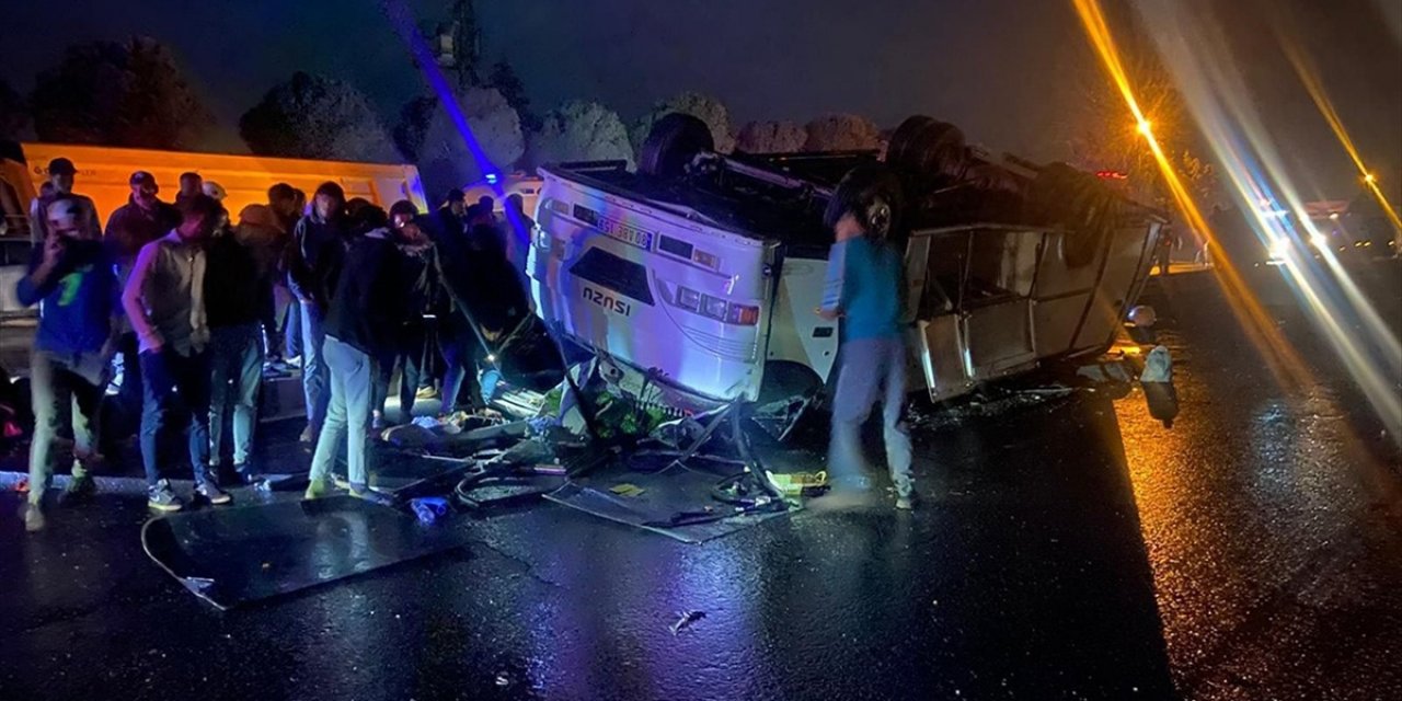 Hatay'da Devrilen Midibüsteki 25 Tarım İşçisi Yaralandı