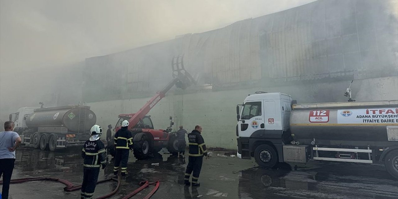 Adana'da Geri Dönüşüm Tesisinde Çıkan Yangın Kontrol Altına Alındı