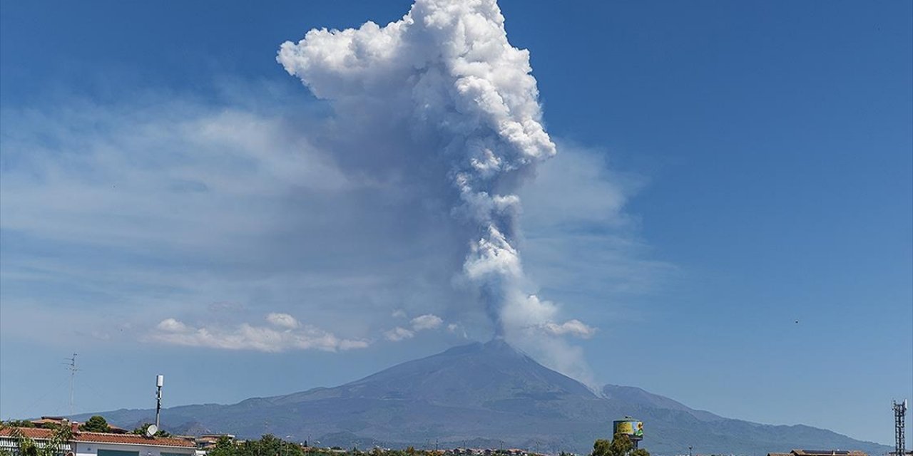 İtalya'da Etna Yanardağı Güçlü Şekilde Kül ve Lav Püskürttü
