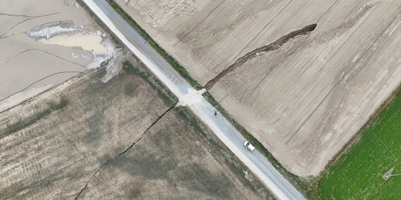 Konya'da Sağanak Sonrası Tarım Arazisinde Yarık Oluştu