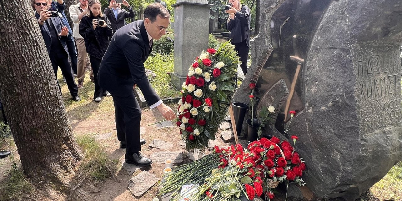 Nazım Hikmet Ran, Ölümünün 62. Yılında Moskova’daki Mezarı Başında Anıldı