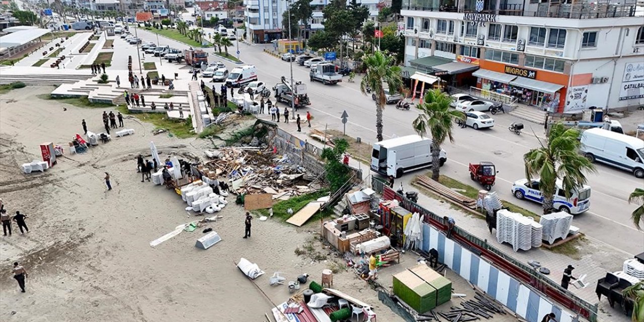 Adana'da Karataş Sahil Şeridindeki Kaçak Yapılar Yıkılıyor