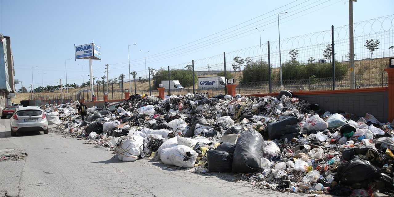 İzmir'de Ayakkabıcılar Sitesi'nde Atık Yığınları Oluştu