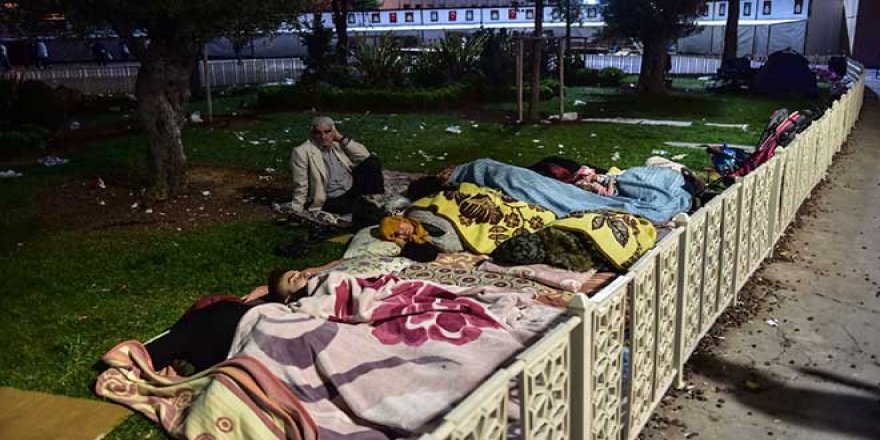 Depremin Ertesi Günü İstanbullular Parkta Sabahladı