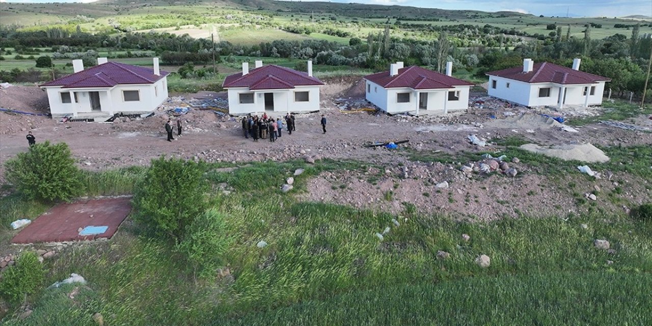 Depremlerden Etkilenen Arguvan'da Afet Konutlarının Yapımı Sürüyor