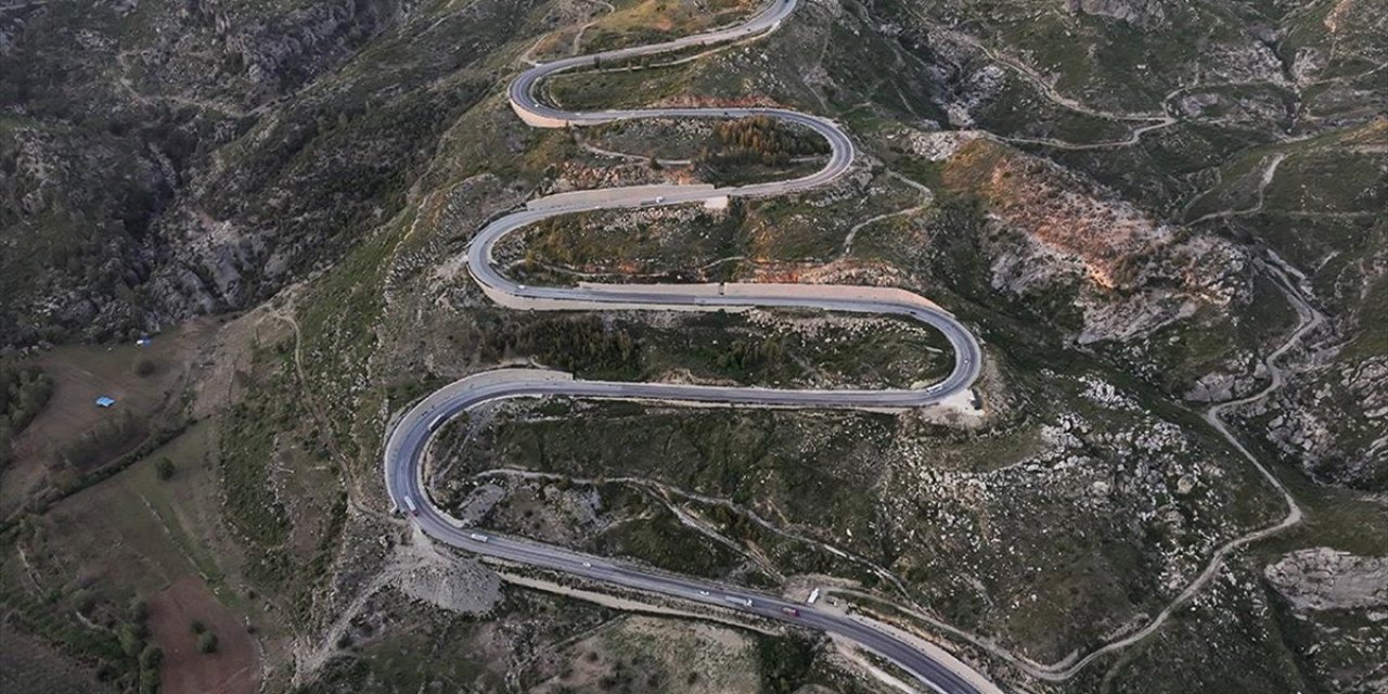 Demirkapı Tüneli'ne Bağlanan Kıvrımlı Yol Dronla Görüntülendi