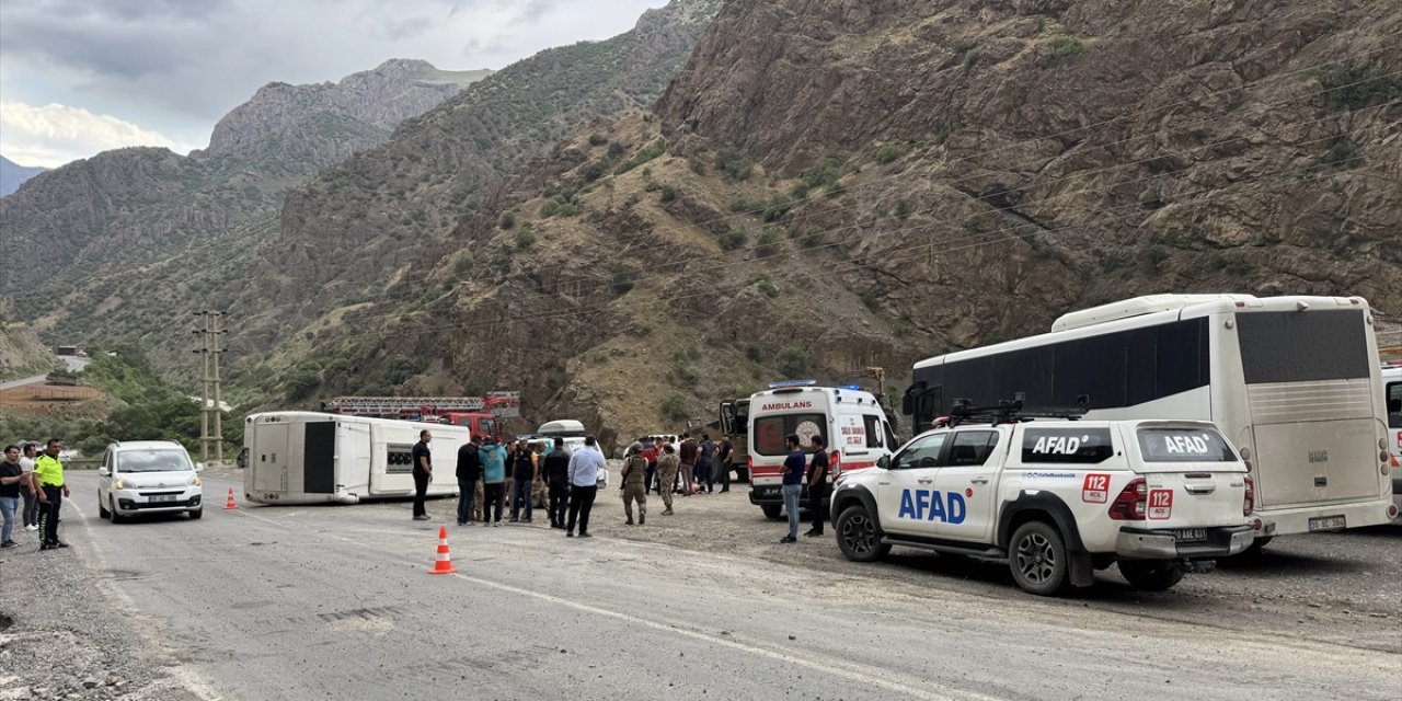 Hakkari'de Midibüsün Devrilmesi Sonucu 12 Asker Yaralandı