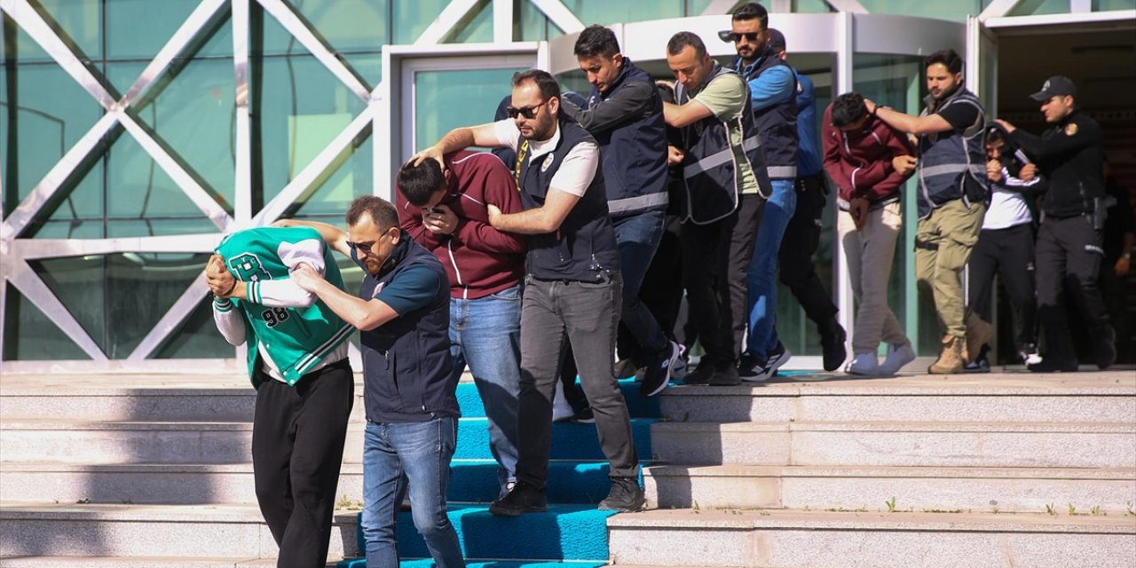 Yüksek Takipçili Sahte Sosyal Medya Hesaplarından Dolandırıcılık Yapan 11 Şüpheli Tutuklandı