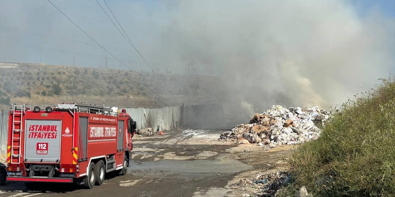 Sultangazi'de Katı Atık Toplama Alanında Çıkan Yangın Söndürüldü