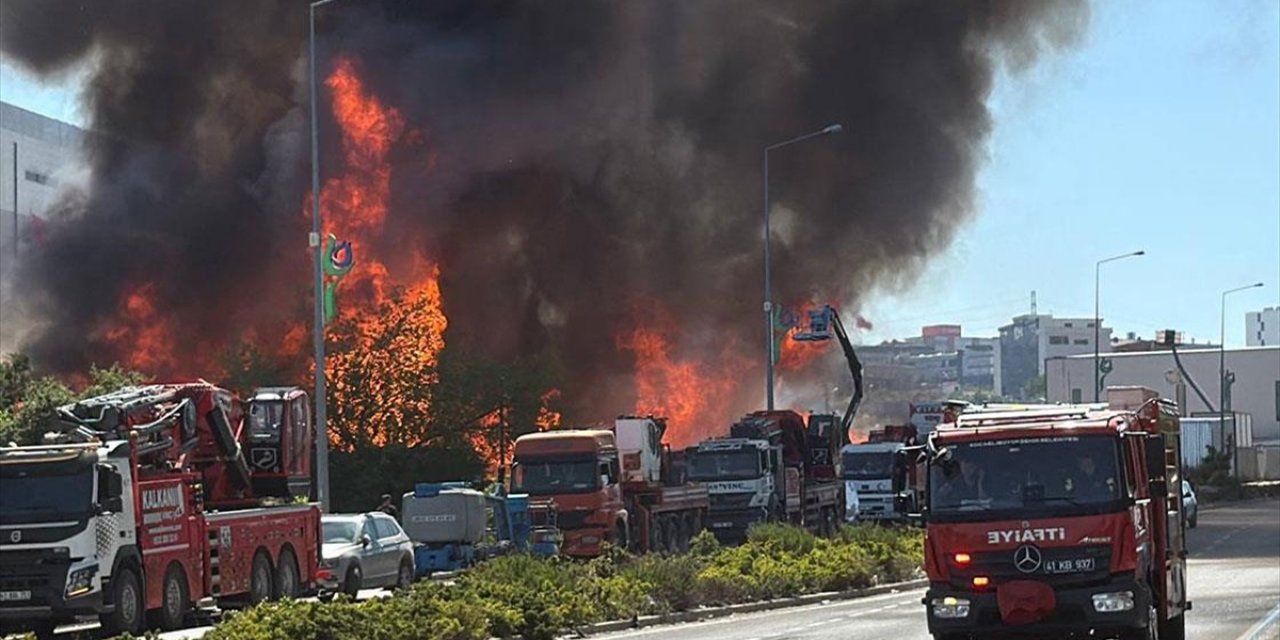 Kocaeli'de Palet Fabrikasında Çıkan Yangına Müdahale Ediliyor