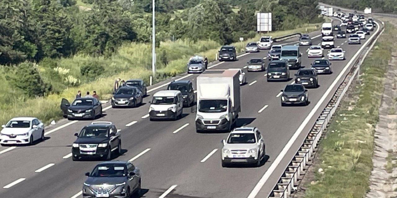 Anadolu Otoyolu'nda Bayram Tatili Hareketliliği Yaşanıyor