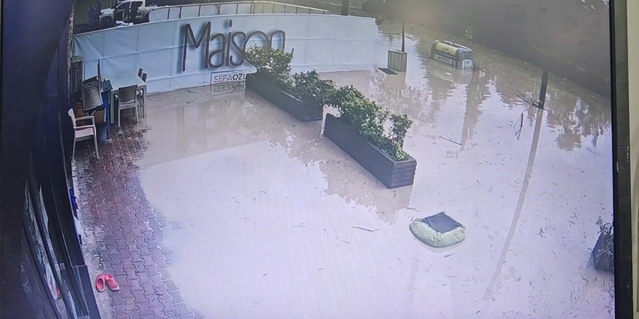 Trabzon'daki Taşkında Suyun Yükselme Anı Güvenlik Kamerasınca Kaydedildi