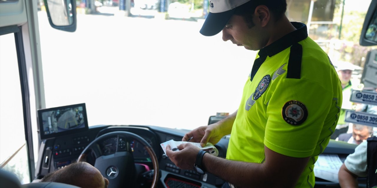 Büyük İstanbul Otogarı'nda Polis Ekiplerinin Bayram Denetimi Sürüyor