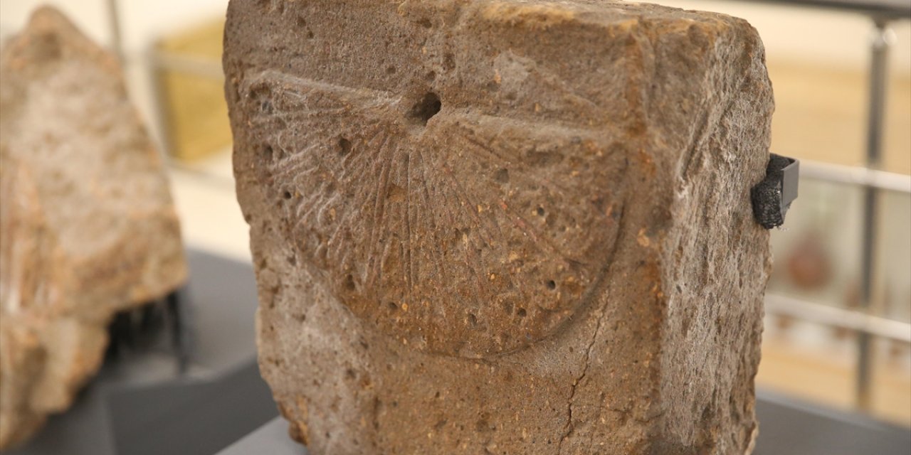 Ani'deki Kazılarda Bulunan Yaklaşık 1000 Yıllık Güneş Saati Görücüye Çıktı