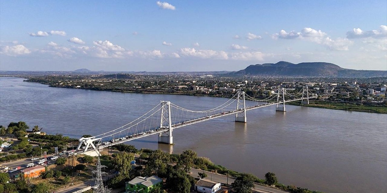 Mozambik'teki Zambezi Nehri ve Samora Machel Köprüsü Havadan Görüntülendi
