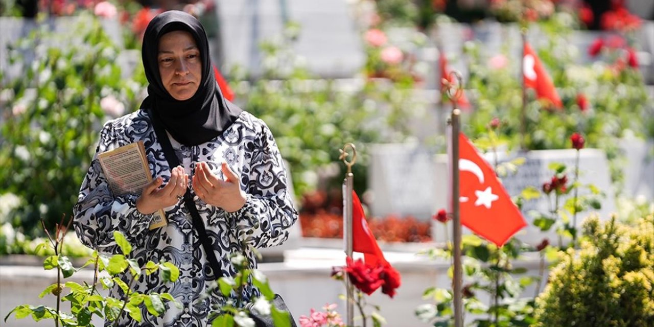 Bayramın İkinci Gününde Edirnekapı Şehitliği'ne Ziyaretler Devam Etti