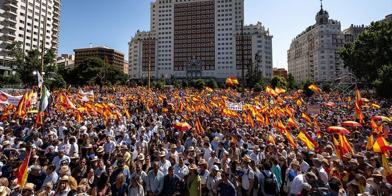 İspanya'da Merkez Sağcı Ana Muhalefet "Erken Seçim" Talebiyle Madrid'de Gösteri Yaptı