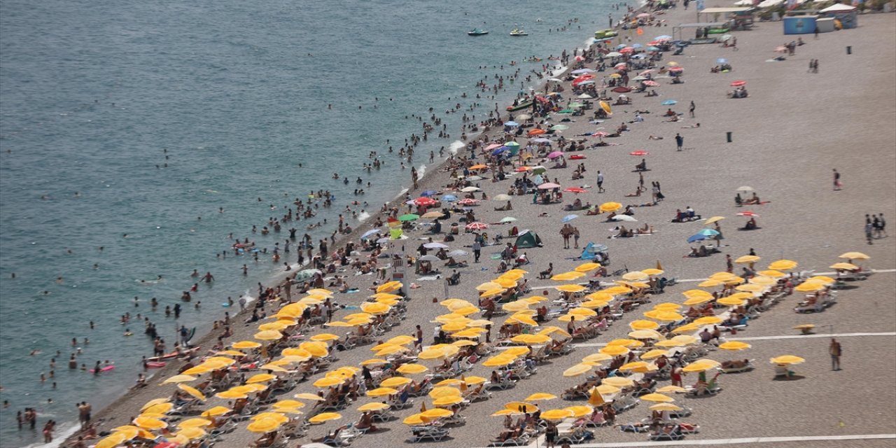Antalya'da Sahillerde Bayram Yoğunluğu Yaşanıyor