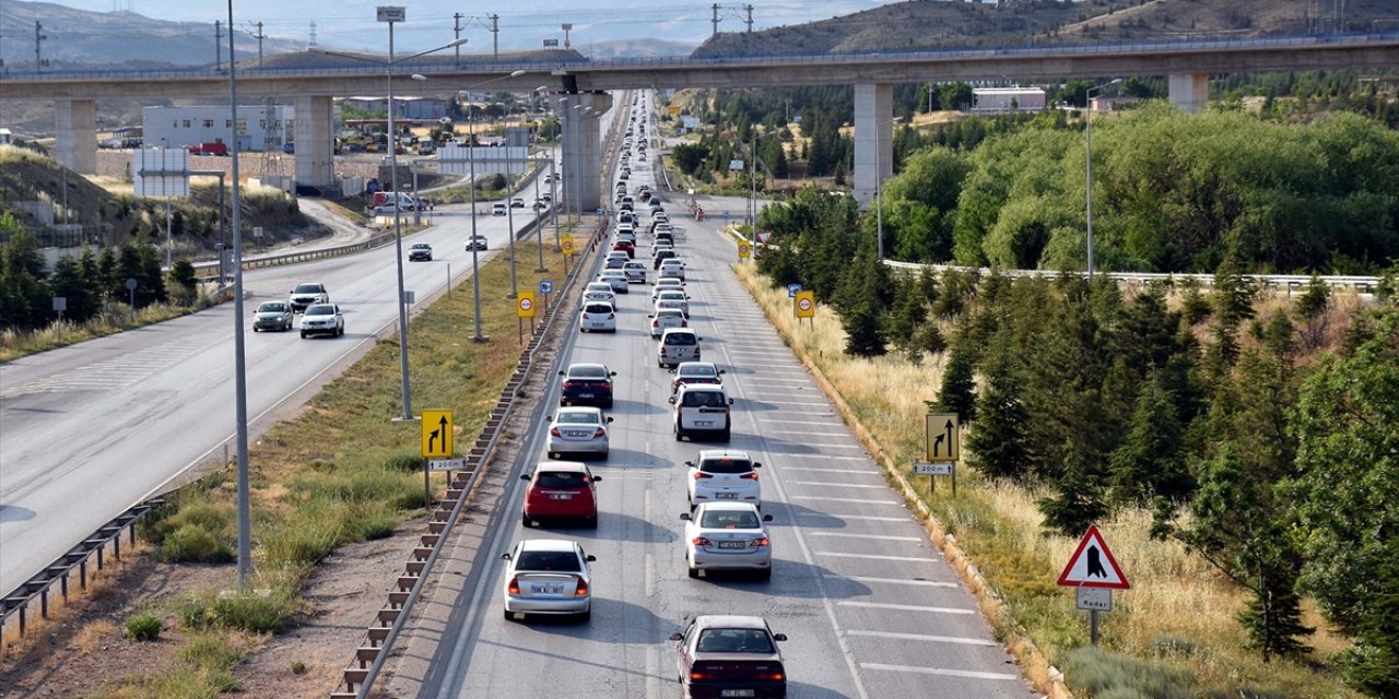 İçişleri Bakanı Yerlikaya'dan Sürücülere "Yorgun ve Uykusuz Yola Çıkmayın" Uyarısı