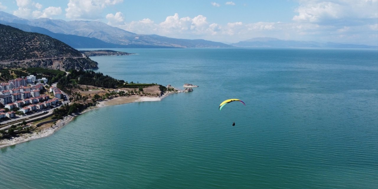 Macera Tutkunları Eğirdir Gölü'nü Yamaç Paraşütüyle Havadan İzliyor
