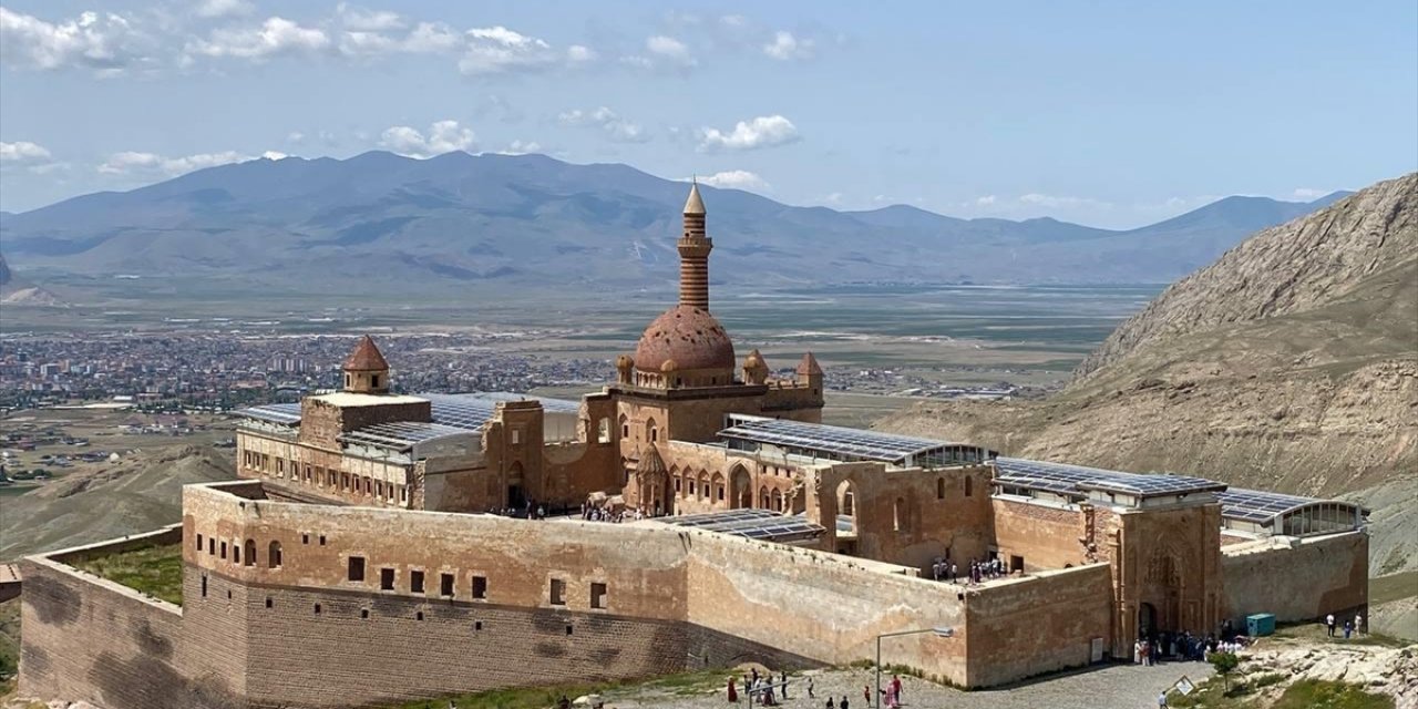 İshak Paşa Sarayı Bayramda Ziyaretçilerini Ağırlıyor