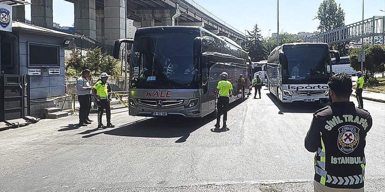 Büyük İstanbul Otogarı'nda Polisin Bayram Denetimi Sürüyor
