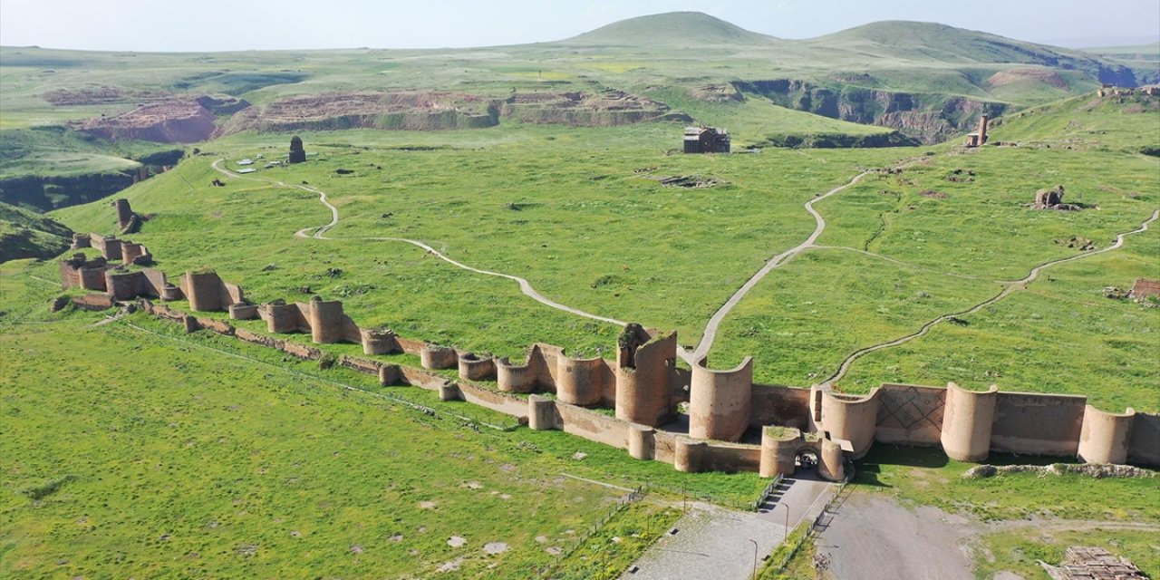 Ani Ören Yeri'ndeki Surlar Asırlardır İhtişamıyla Ayakta Duruyor