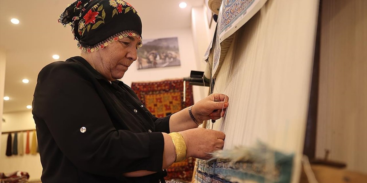 Nevşehir'de Dokuma Ustası Kadın 50 Yıldır İlmek Atarak Sanatını Sürdürüyor