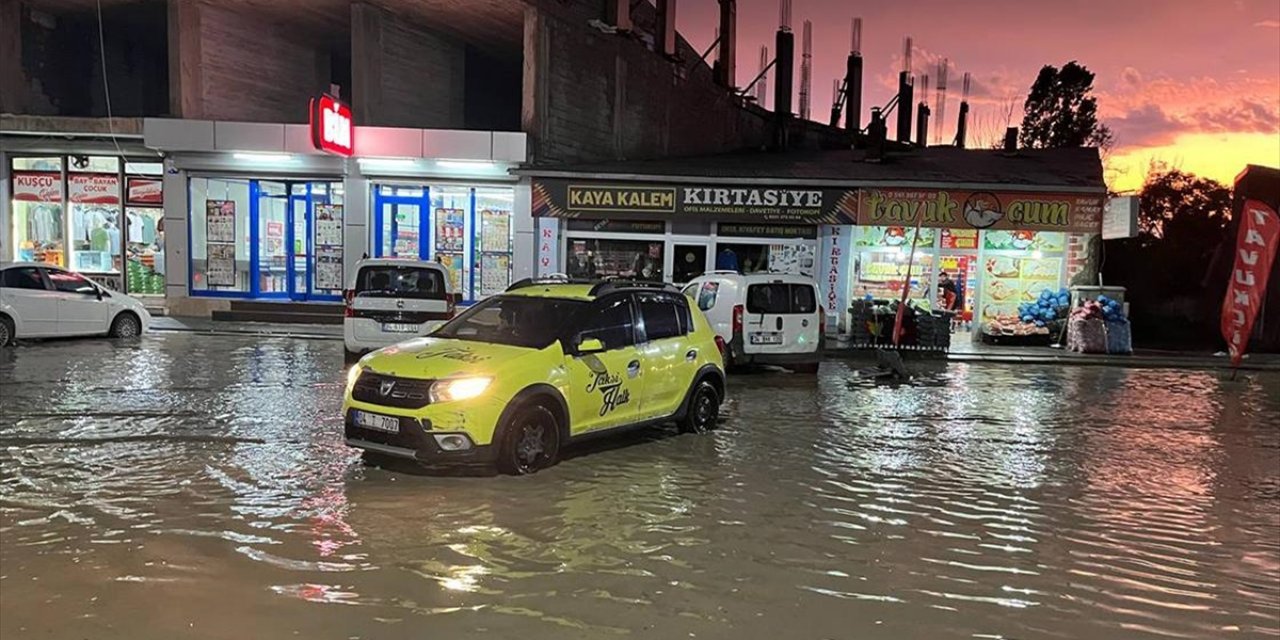 Ağrı'da Sağanak Yağış Etkili Oldu
