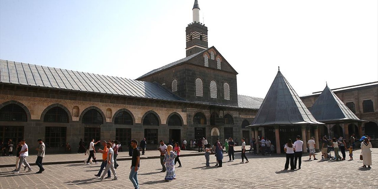 "Medeniyetler Şehri" Diyarbakır'da Ziyaretçi Yoğunluğu Esnafa Çifte Bayram Yaşattı