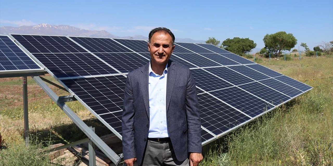 Atıl Araziyi Tarıma Kazandıran Akademisyen Güneş Enerjisiyle Meyve Ağaçları Yetiştiriyor