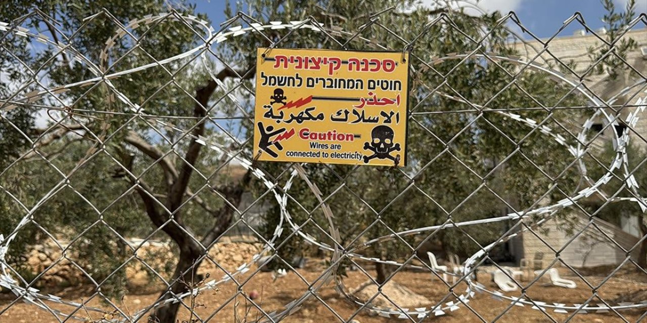 Batı Şeria'da Bir Filistinli, İsrailli Yerleşimcilerden Korumak İçin Evini Elektrikli Tellerle Çevirdi