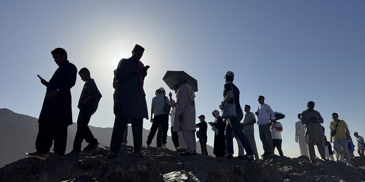 Medine'deki Mukaddes Mekan ve Alanlarda Hacıların Duaları Yükseliyor