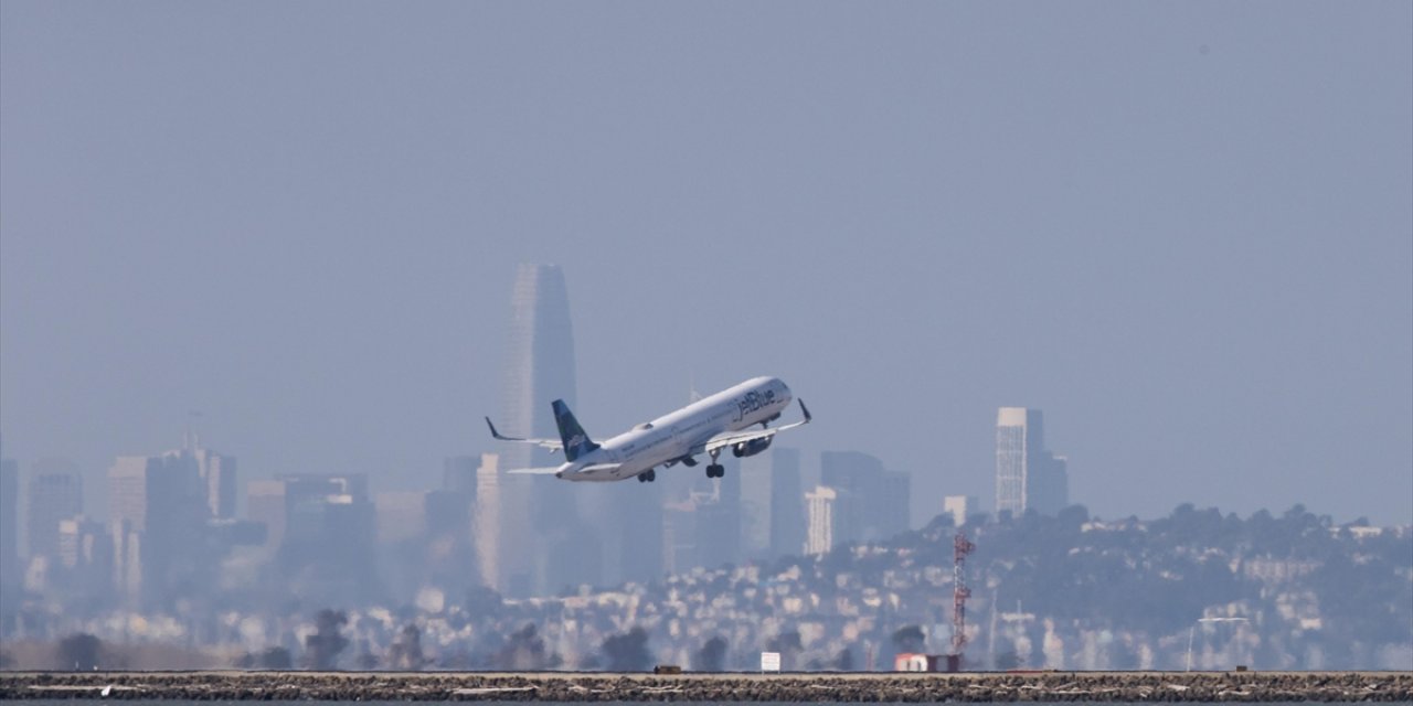 ABD'nin Boston Kentindeki Havalimanına İnen Jet Blue Uçağı Pistin Dışına Çıktı