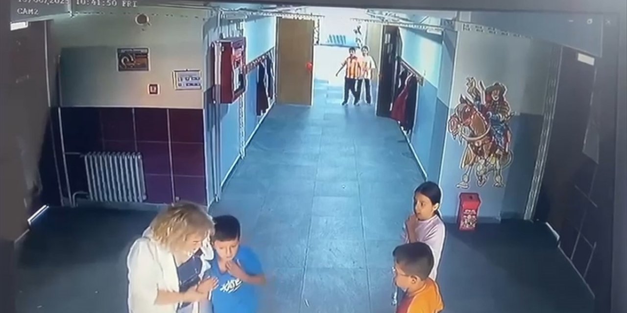 Öğretmen Nefes Borusuna Kraker Kaçan Öğrenciyi Heimlich Manevrasıyla Kurtardı