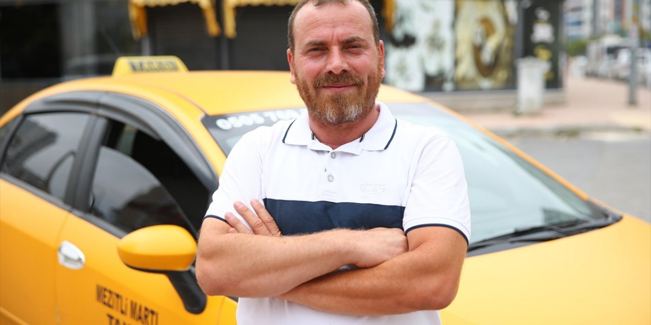 Mersin'de El Freni Çekilmediği İçin Hareket Eden Otomobili Taksici Durdurdu