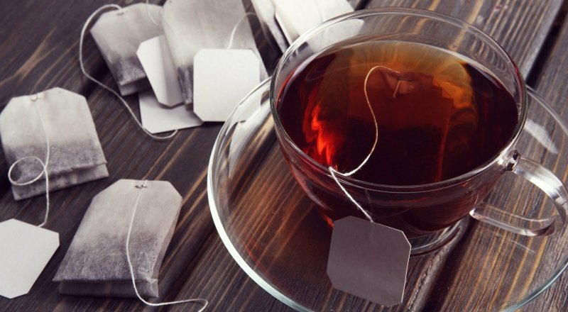 BİLİM İNSANLARI, DEMLENEN POŞET ÇAYLARIN SUYA MİLYONLARCA MİKRO VE NANOPLASTİK PARÇACIĞIN SIZMASINA NEDEN OLDUĞUNU KEŞFETTİ