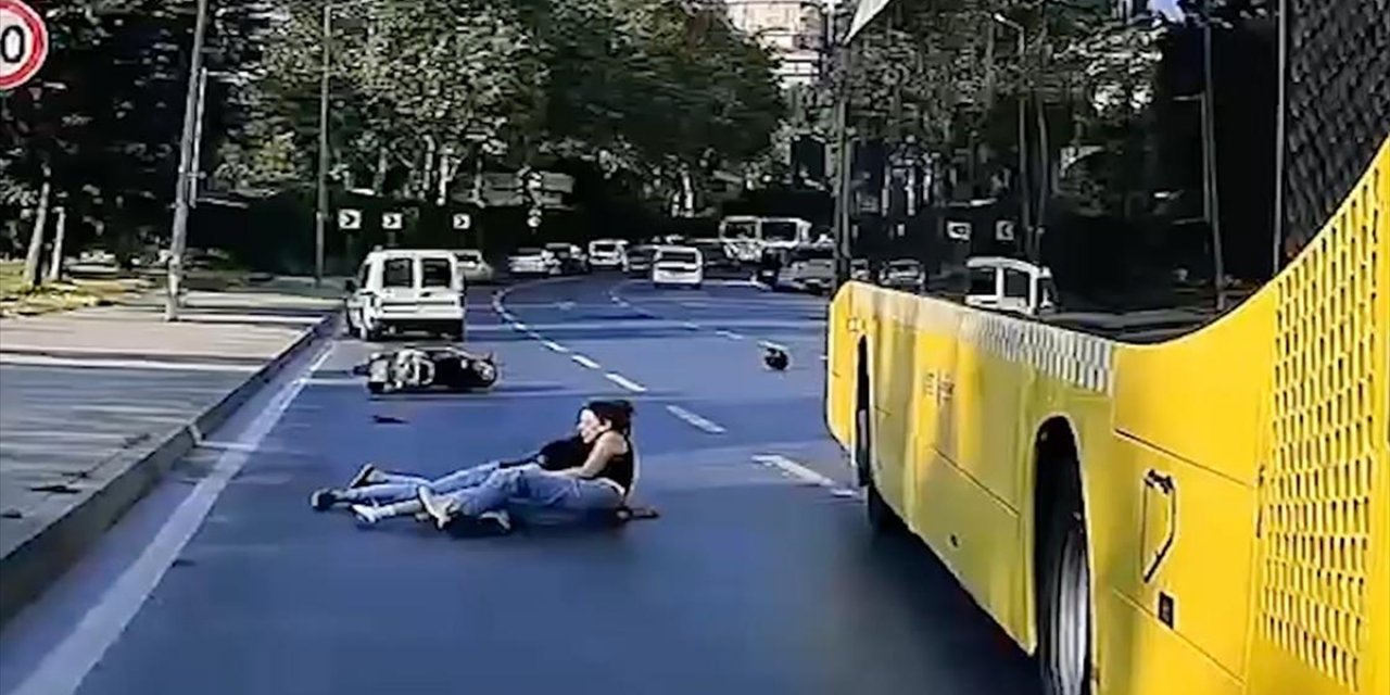 Eyüpsultan'da İETT Otobüsünün Üzerinde 3 Kişi Bulunan Motosiklete Çarpması Kamerada