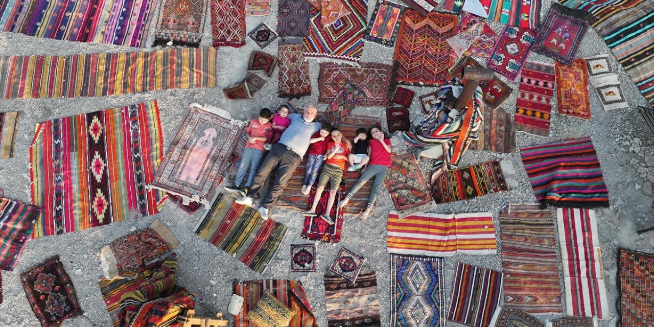 Dokuma Halı Ve Kilimlerden Oluşan Koleksiyonunu Bağ Evinin Çatısında Sergiliyor