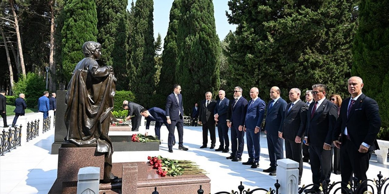 AK Parti Heyeti, Bakü'de Şehitlikleri Ziyaret Etti