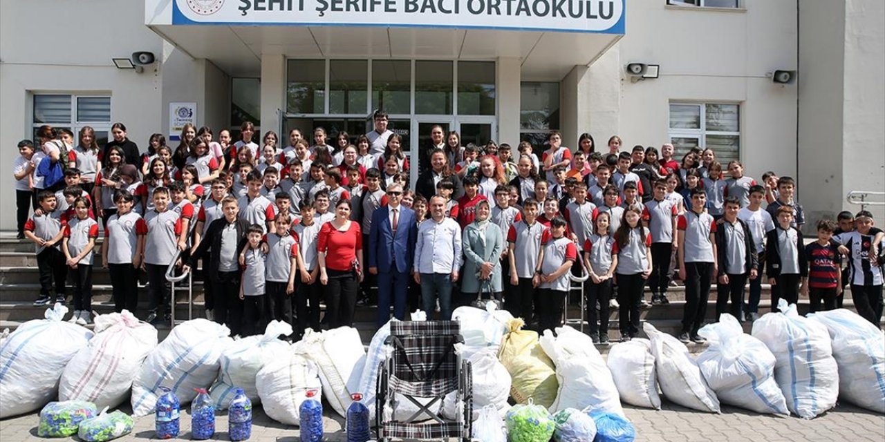Kastamonu'da Ortaokul Öğrencileri Tekerlekli Sandalye İçin 30 Torba Mavi Kapak Topladı