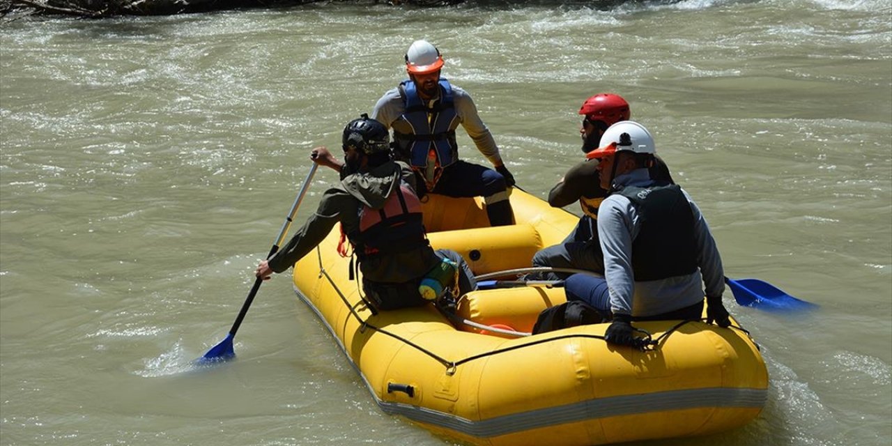 Hakkari'de Ekipler, Zap Suyu'nu Botla Geçerek Mezradaki Elektrik Arızasını Giderdi