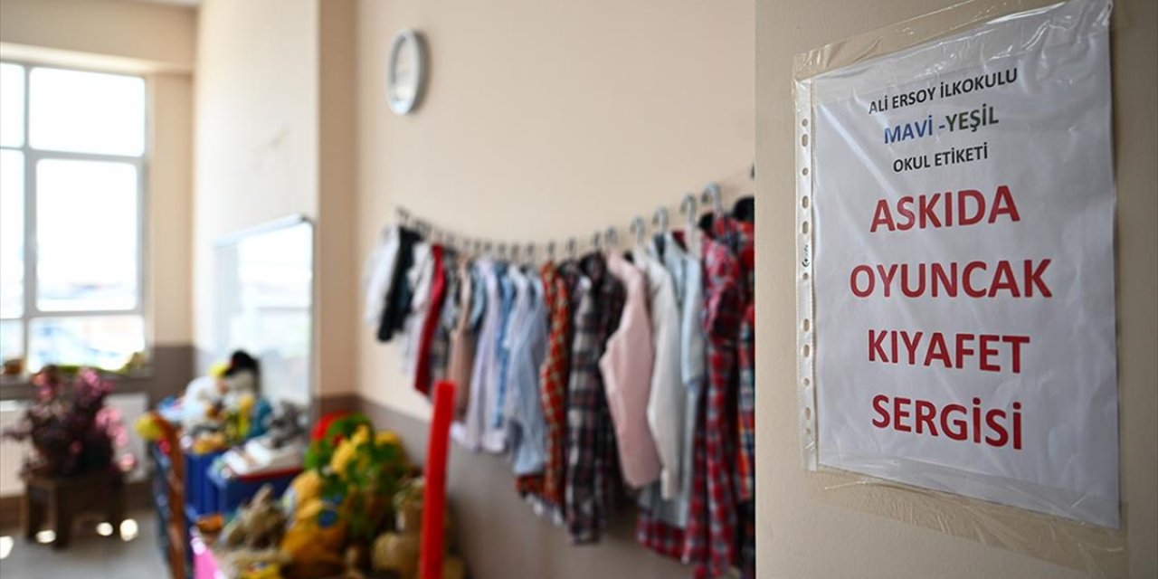 Minik Öğrenciler "Askıda Oyuncak-Kıyafet Sergisi"yle Örnek Olmak İstiyor