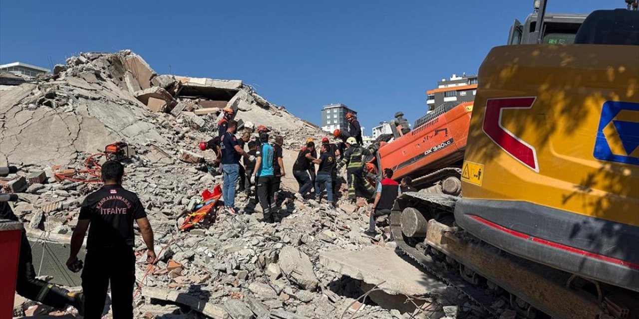 Kahramanmaraş'ta Ağır Hasarlı Bina Yıkılırken İş Makinesinin Üzerine Devrildi