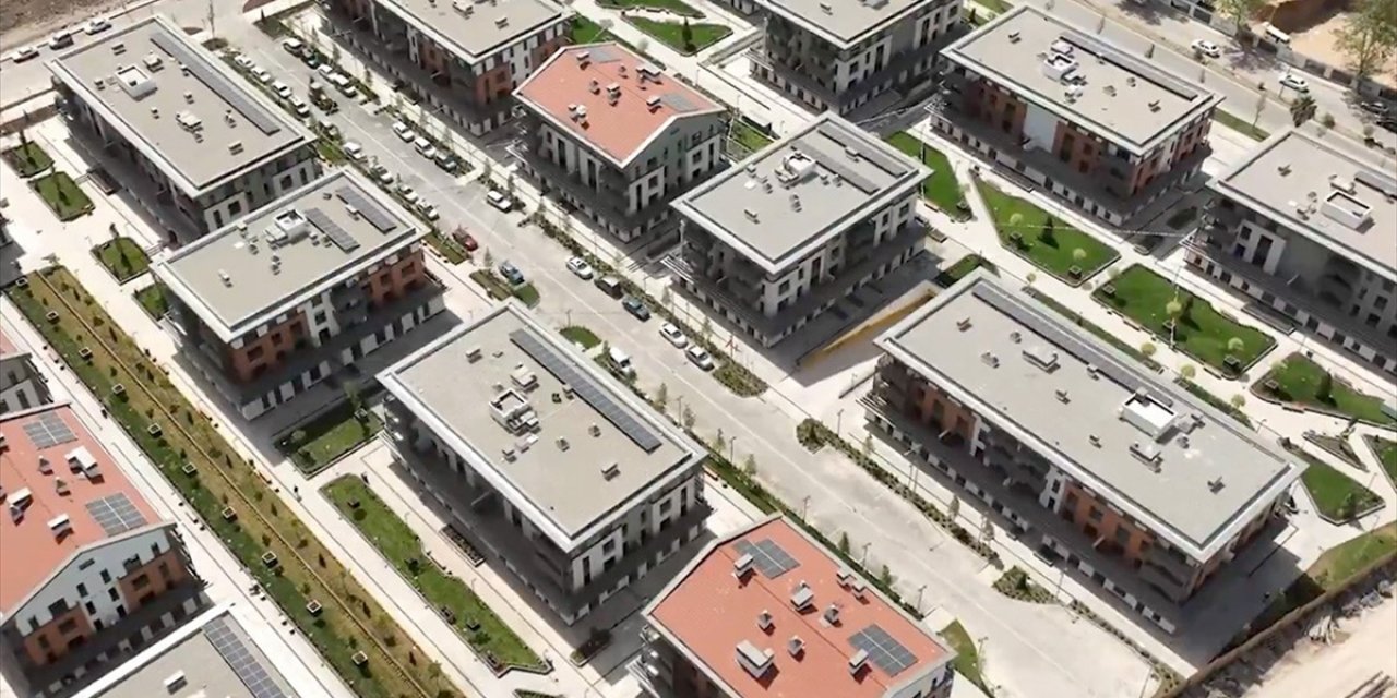 Bakan Kurum, Yeniden İnşa Edilen Azerbaycan Mahallesi ve Ebrar Sitesi'nin Görüntülerini Paylaştı