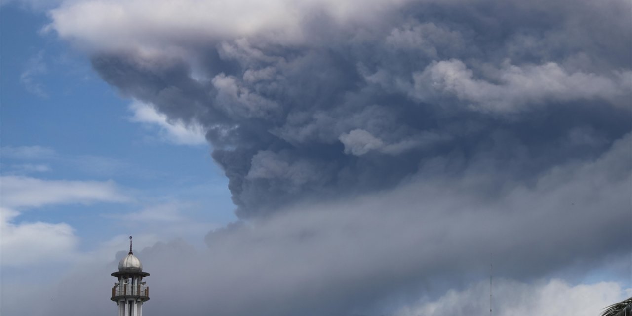 Endonezya'daki Yanardağ Patlaması Nedeniyle Uluslararası Uçak Seferleri İptal Edildi